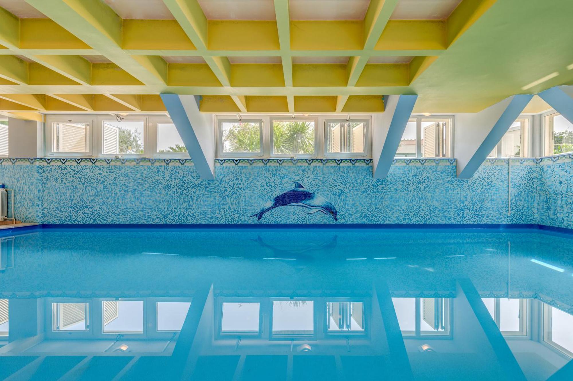 Blue Dolphin Apartment - Private Indoor Pool, Jacuzzi, Garden Split Eksteriør bilde