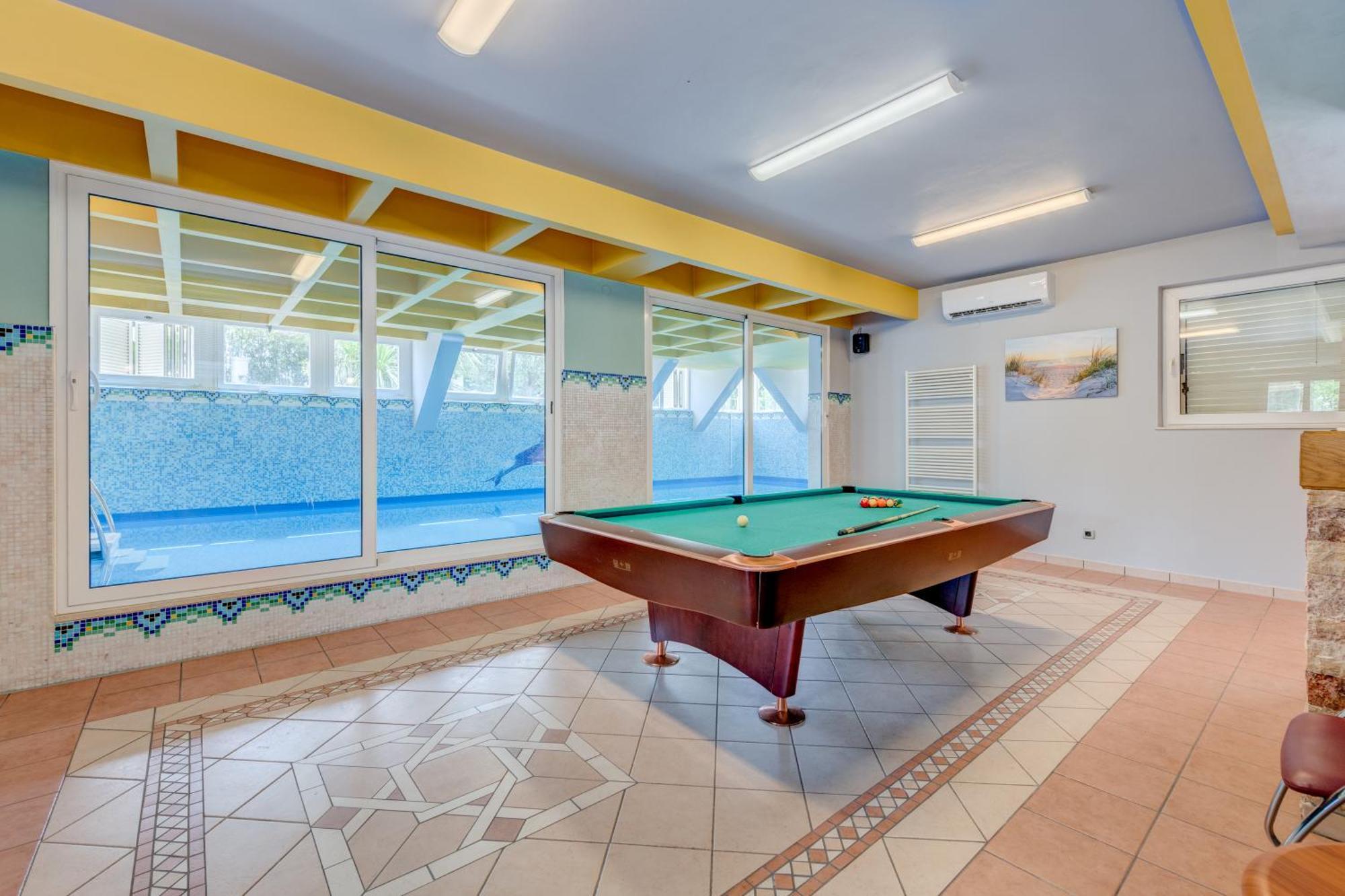Blue Dolphin Apartment - Private Indoor Pool, Jacuzzi, Garden Split Eksteriør bilde