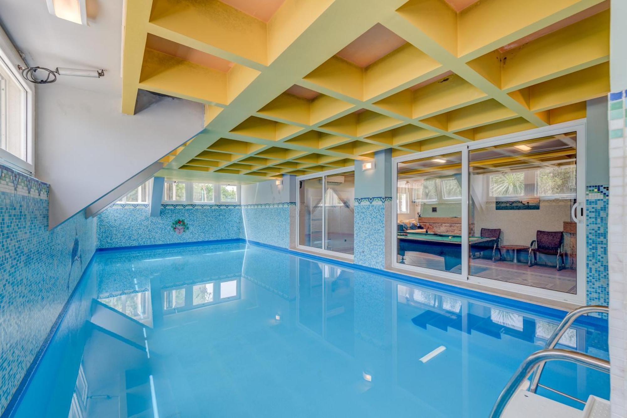 Blue Dolphin Apartment - Private Indoor Pool, Jacuzzi, Garden Split Eksteriør bilde