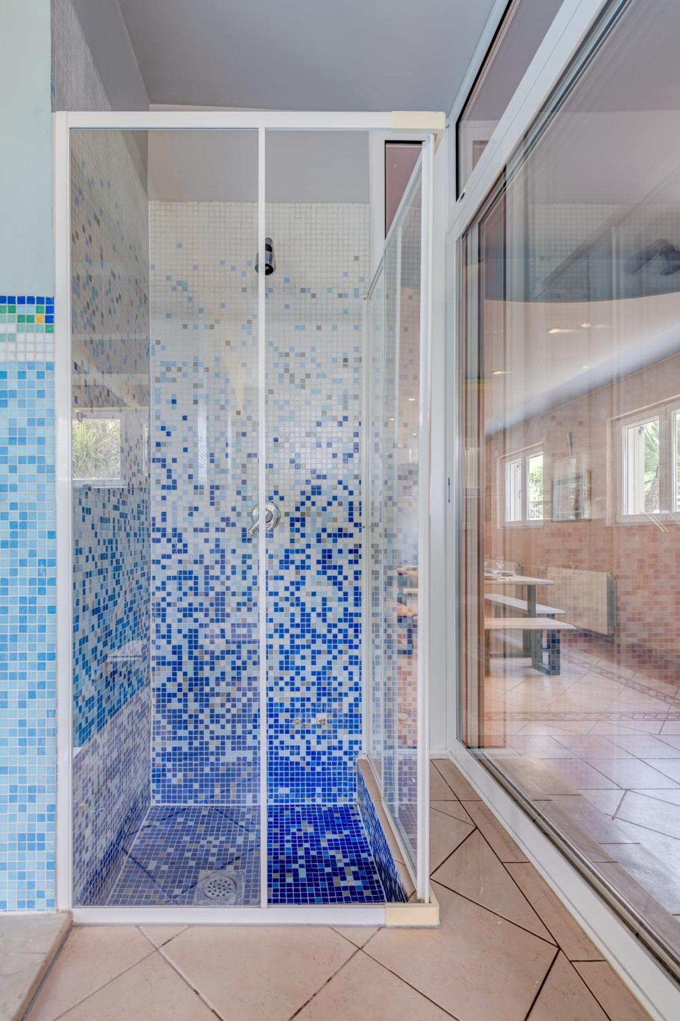 Blue Dolphin Apartment - Private Indoor Pool, Jacuzzi, Garden Split Eksteriør bilde