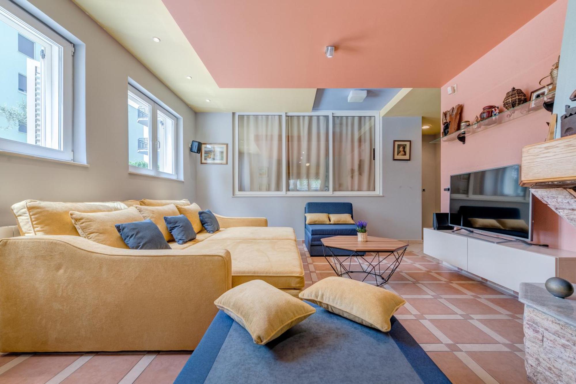 Blue Dolphin Apartment - Private Indoor Pool, Jacuzzi, Garden Split Eksteriør bilde