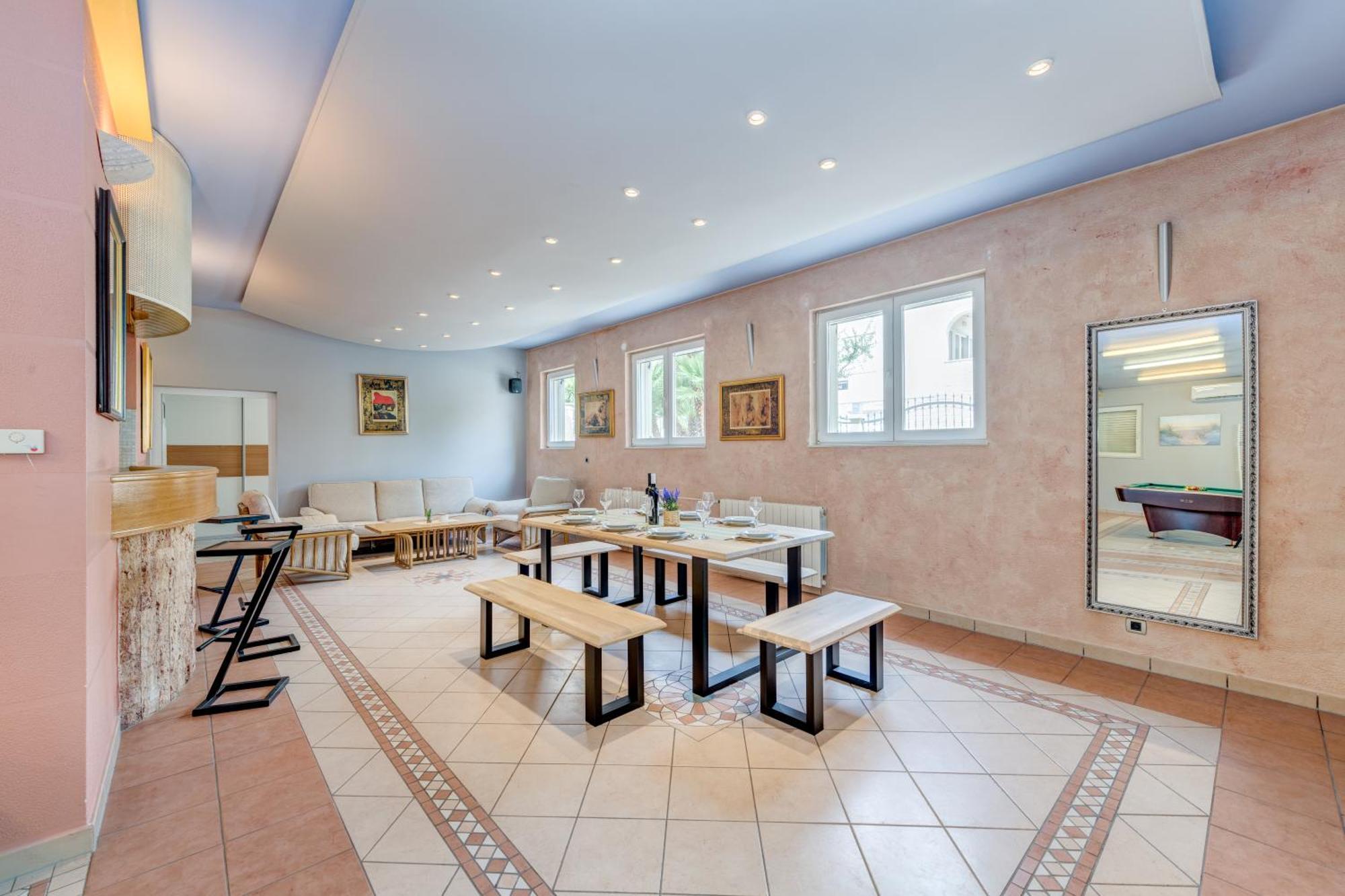 Blue Dolphin Apartment - Private Indoor Pool, Jacuzzi, Garden Split Eksteriør bilde