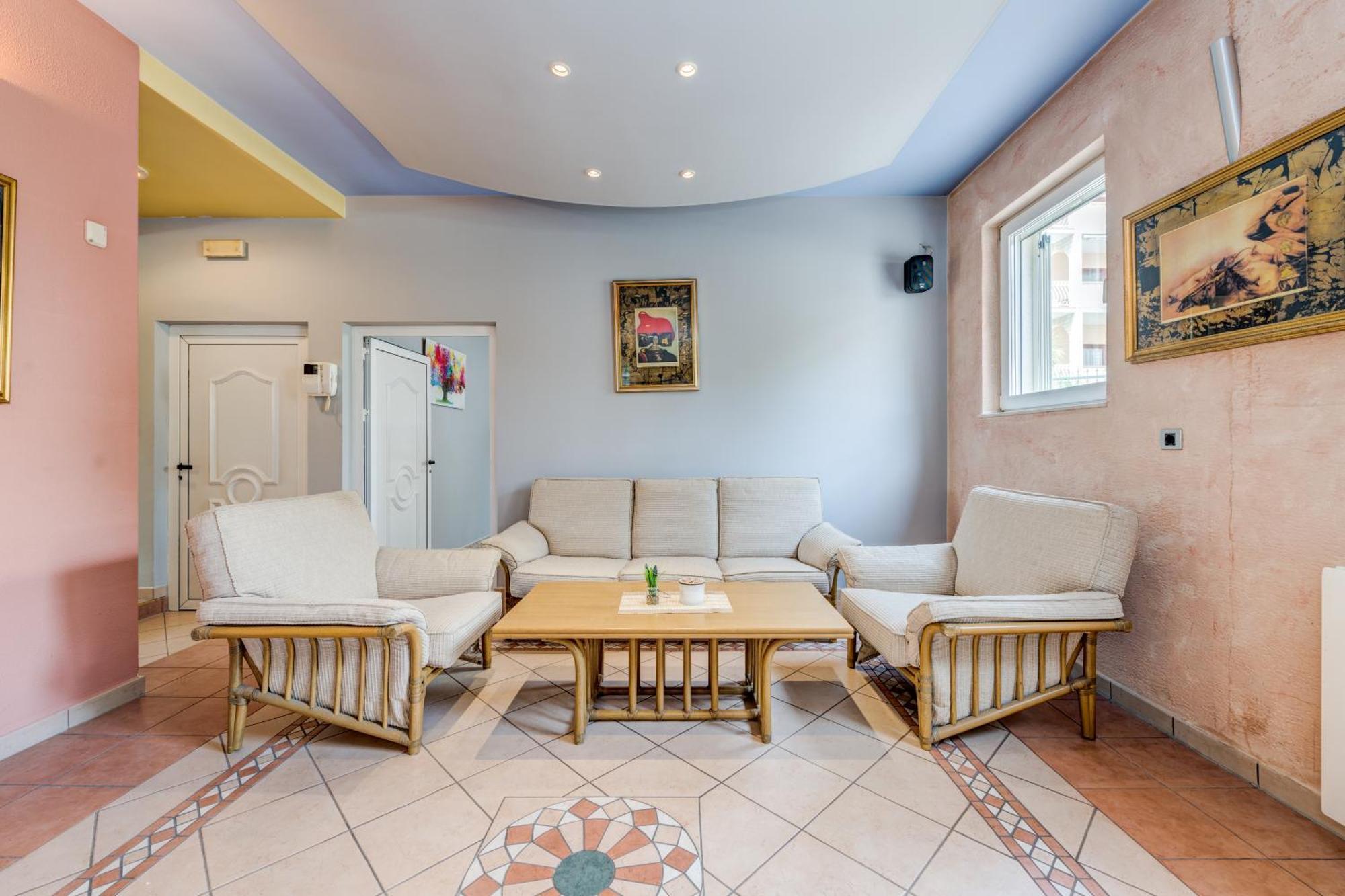 Blue Dolphin Apartment - Private Indoor Pool, Jacuzzi, Garden Split Eksteriør bilde
