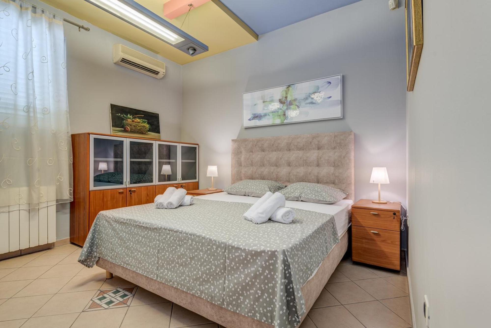 Blue Dolphin Apartment - Private Indoor Pool, Jacuzzi, Garden Split Eksteriør bilde