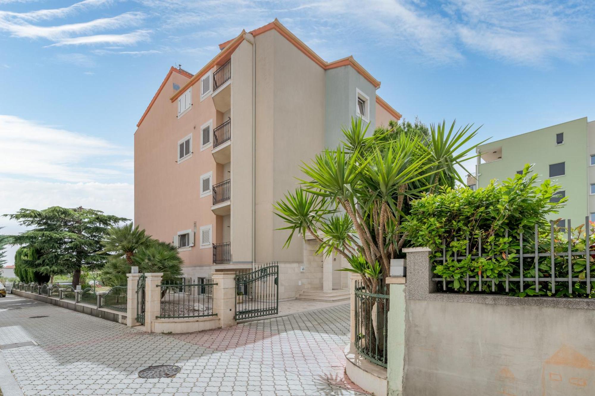 Blue Dolphin Apartment - Private Indoor Pool, Jacuzzi, Garden Split Eksteriør bilde