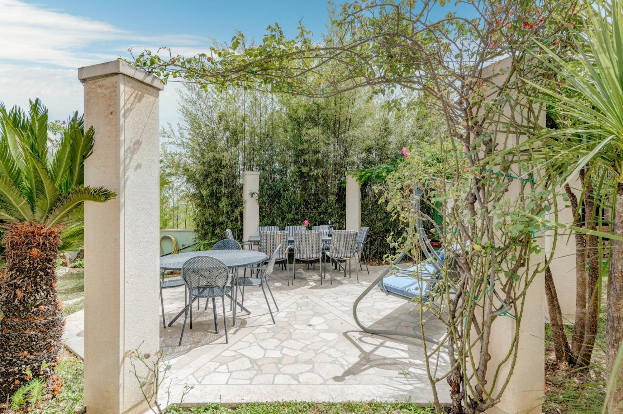 Blue Dolphin Apartment - Private Indoor Pool, Jacuzzi, Garden Split Eksteriør bilde