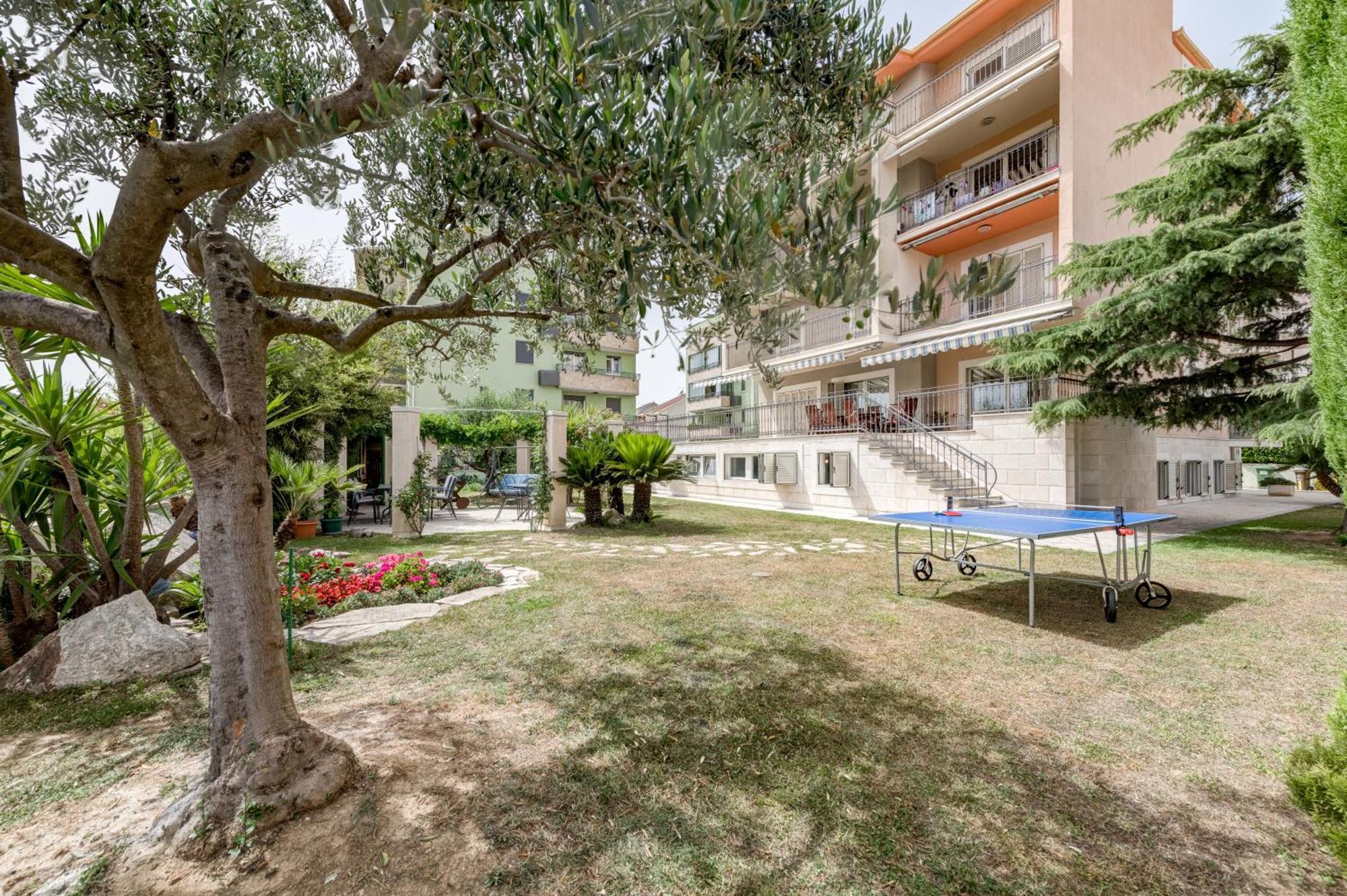Blue Dolphin Apartment - Private Indoor Pool, Jacuzzi, Garden Split Eksteriør bilde
