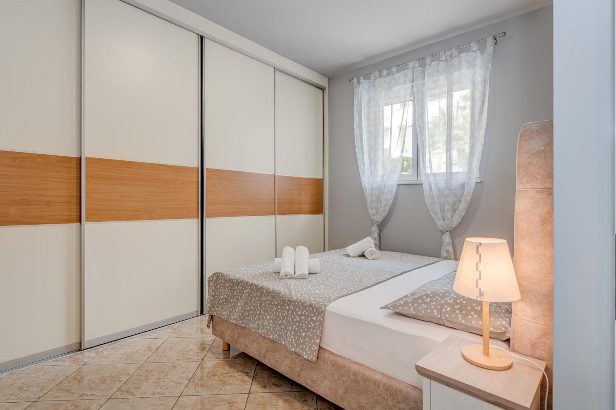 Blue Dolphin Apartment - Private Indoor Pool, Jacuzzi, Garden Split Eksteriør bilde
