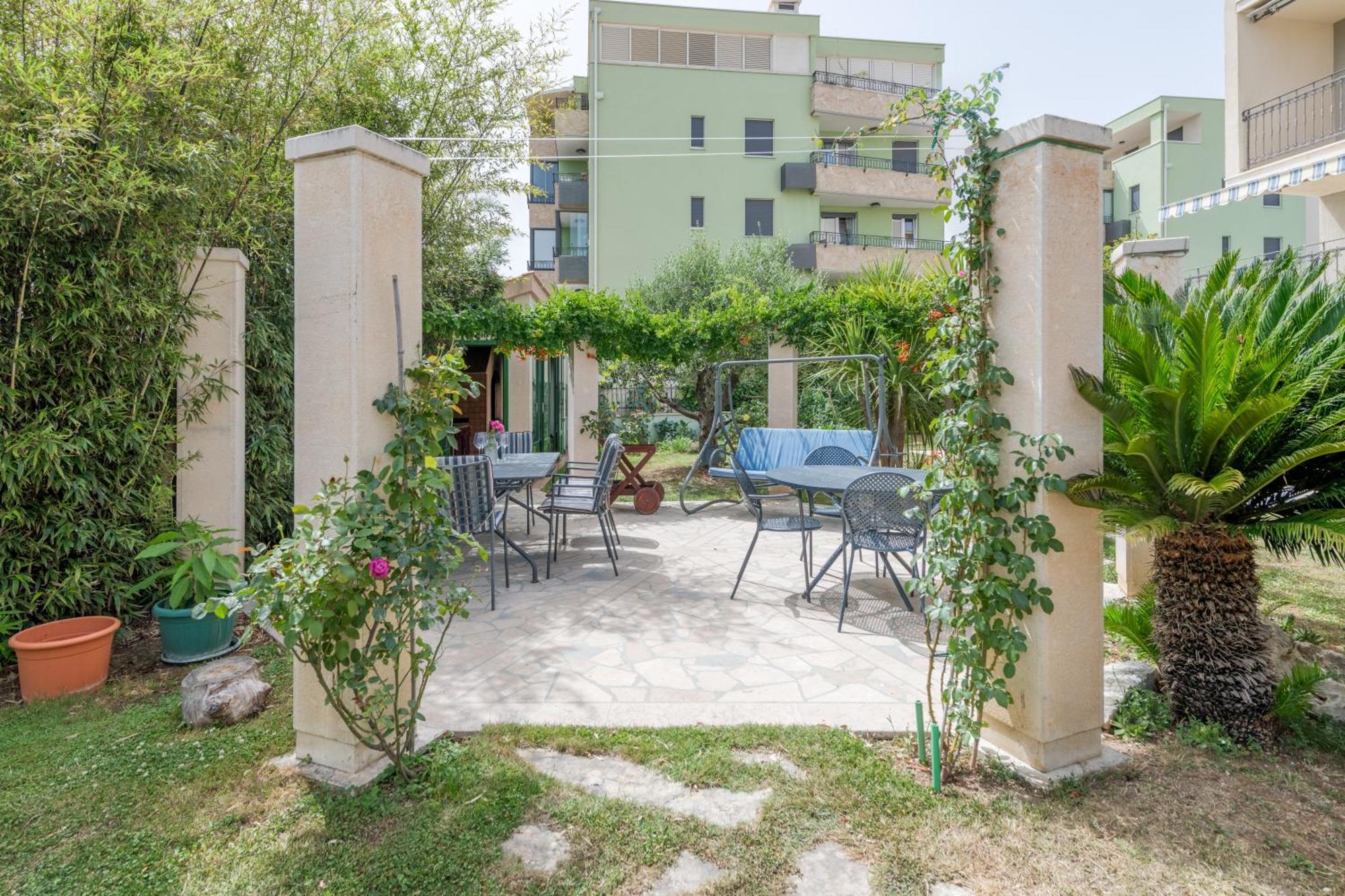 Blue Dolphin Apartment - Private Indoor Pool, Jacuzzi, Garden Split Eksteriør bilde