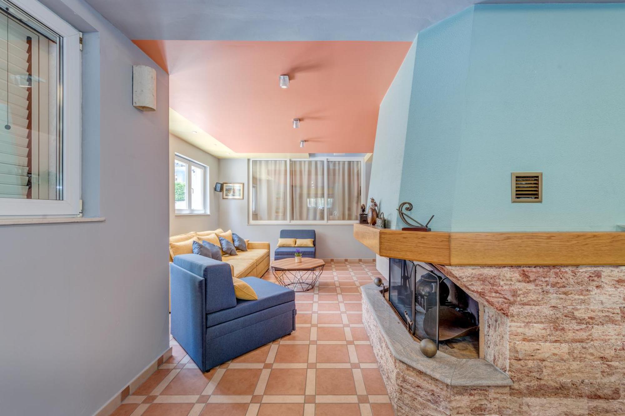 Blue Dolphin Apartment - Private Indoor Pool, Jacuzzi, Garden Split Eksteriør bilde