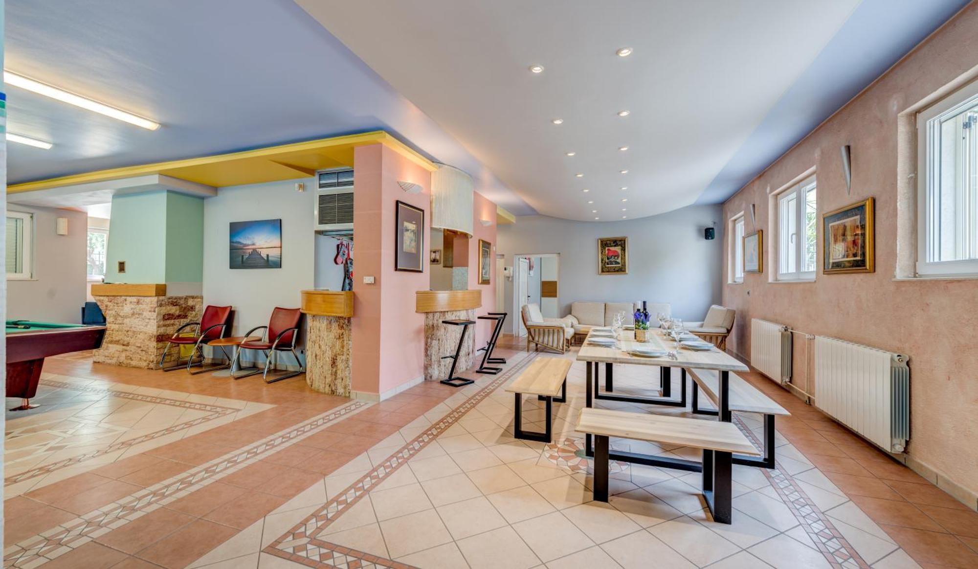 Blue Dolphin Apartment - Private Indoor Pool, Jacuzzi, Garden Split Eksteriør bilde