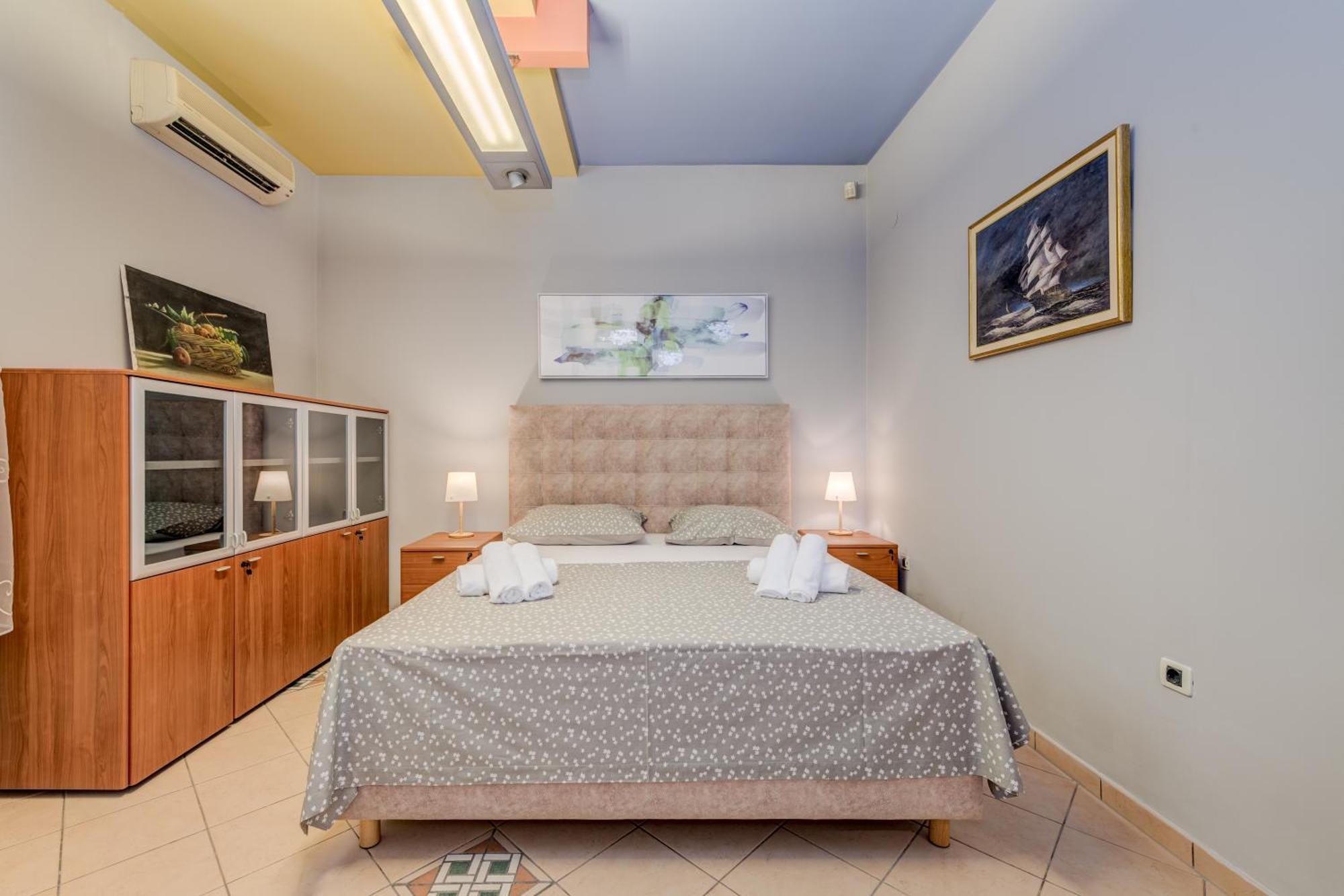 Blue Dolphin Apartment - Private Indoor Pool, Jacuzzi, Garden Split Eksteriør bilde
