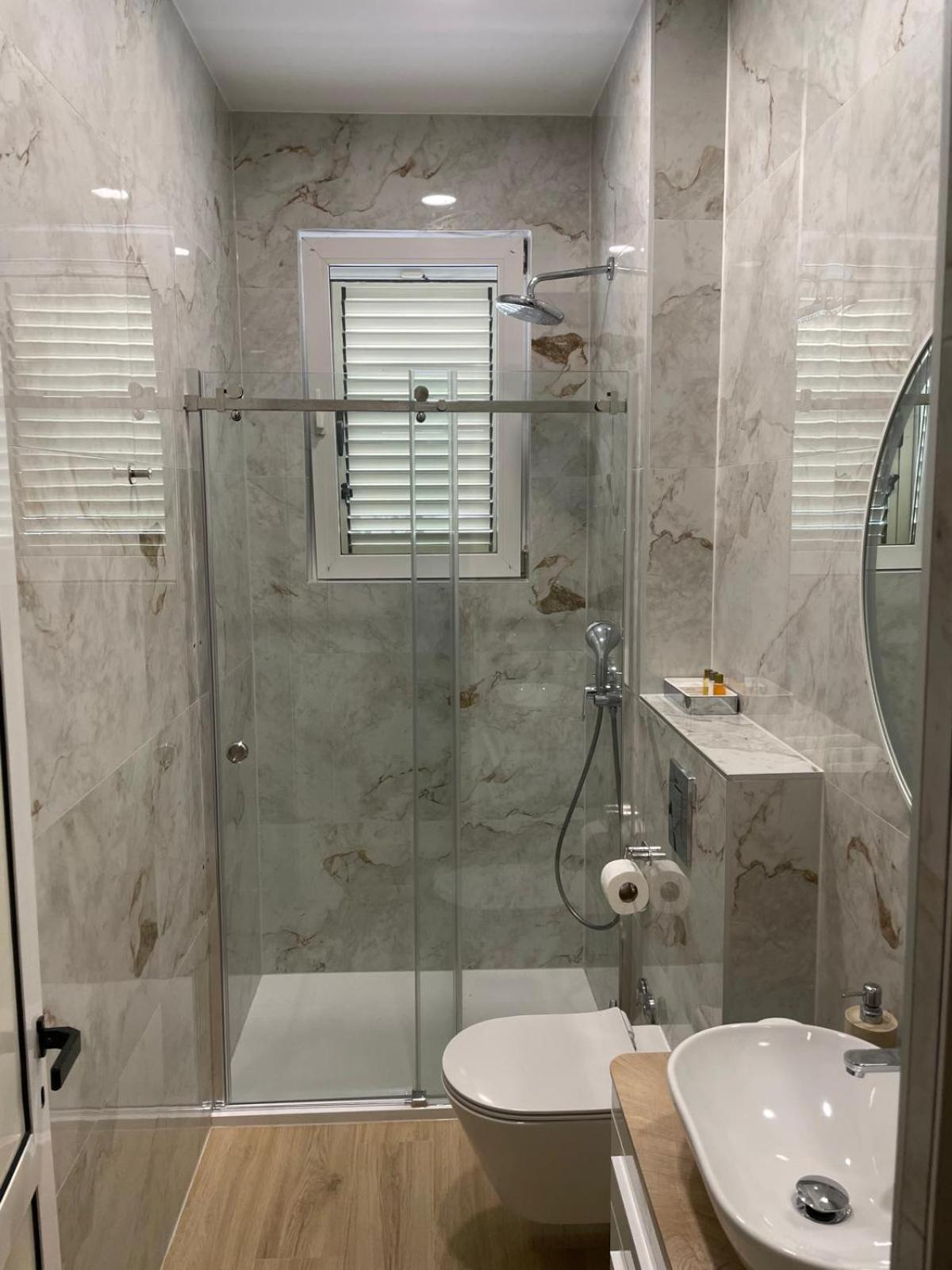 Blue Dolphin Apartment - Private Indoor Pool, Jacuzzi, Garden Split Eksteriør bilde