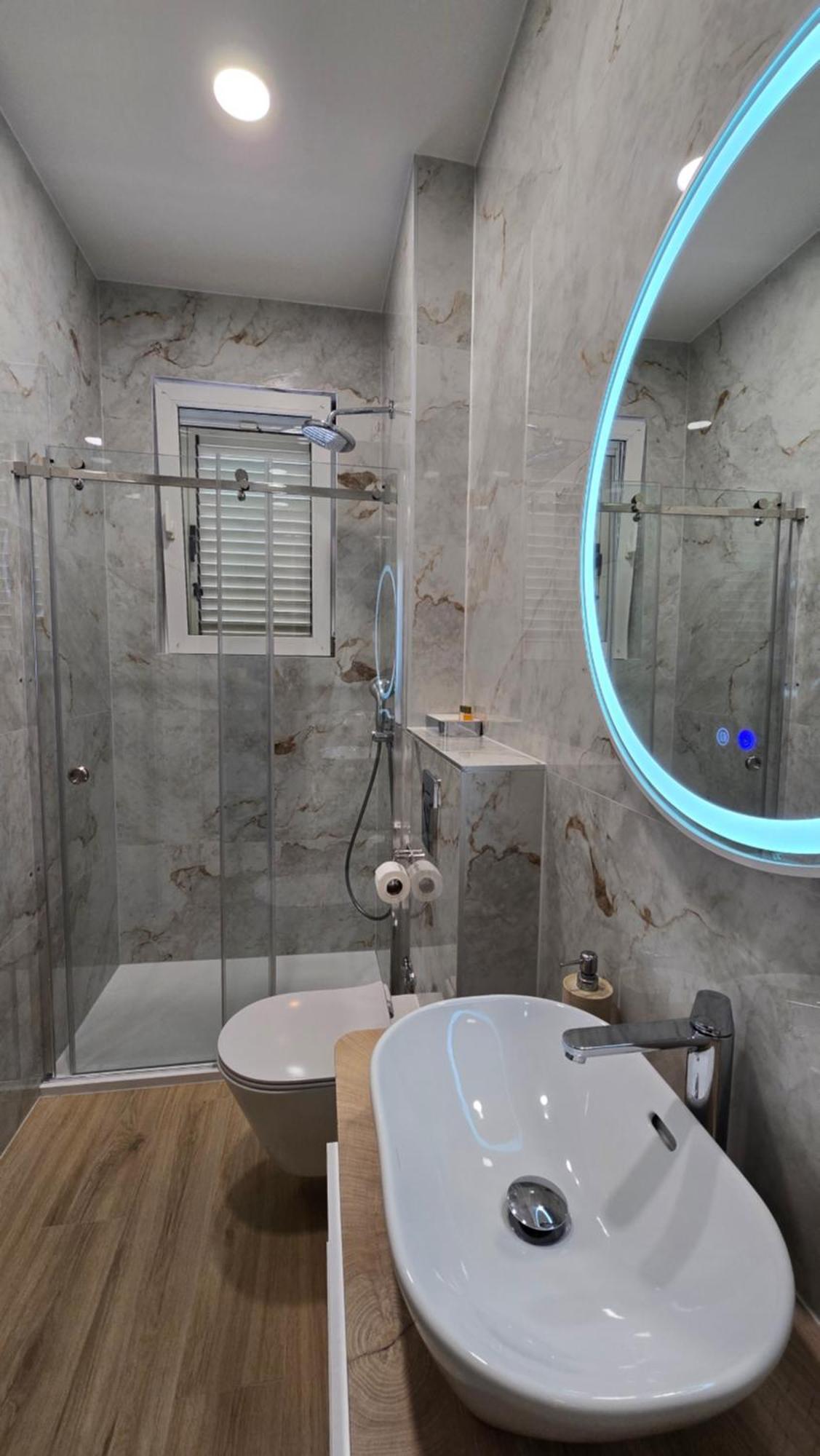 Blue Dolphin Apartment - Private Indoor Pool, Jacuzzi, Garden Split Eksteriør bilde